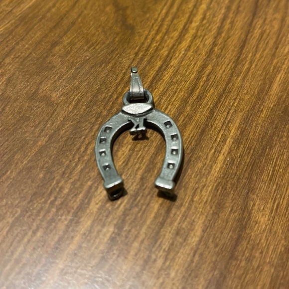 Horse shoe necklace charm - Picture 1 of 2